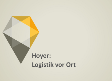 Auf grauem Grund steht der Schriftzug: Hoyer: Logistik vor Ort