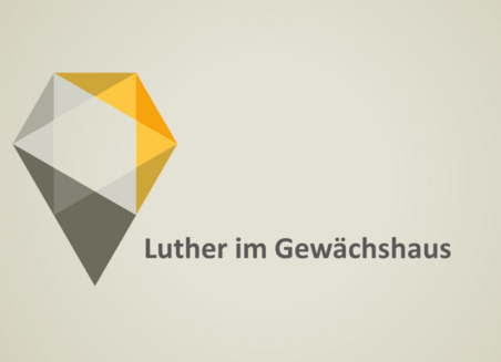 Auf grauem Grund steht der Schriftzug: Luther im Gewächshaus